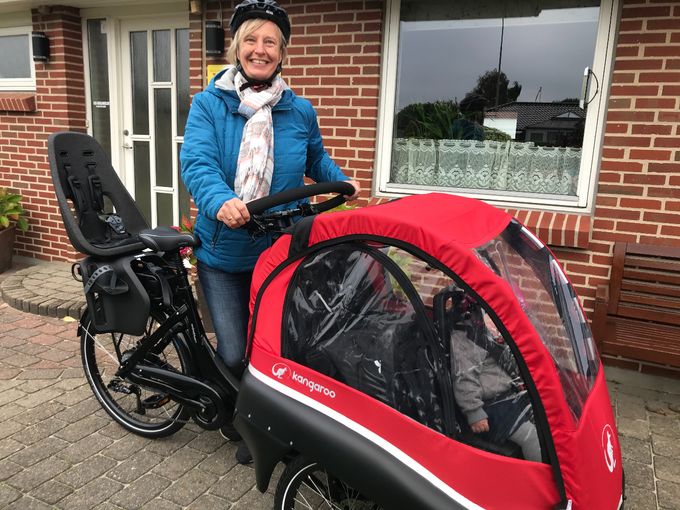 
Vi mødes og leger, og har fælles aktiviteter i vores legegruppe med 5 andre private pasningsordninger.
Vi cykler på besøg ved hinanden, mødes på forskellige legepladser, og har også et fint indelokale, hvor vi kan samles allesammen.
